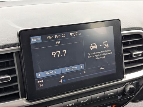 Used 2025 Hyundai Venue SEL image 21