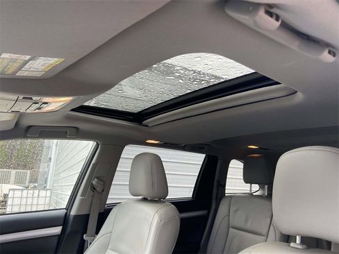 Used 2015 Toyota Highlander XLE image 18