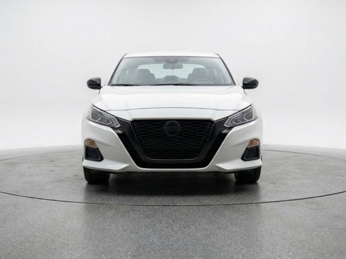 Used 2025 Nissan Altima 2.5 SV FWD image 2