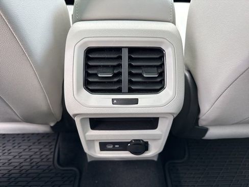 Used 2023 Volkswagen Tiguan SE w/ Panoramic Sunroof Package image 26