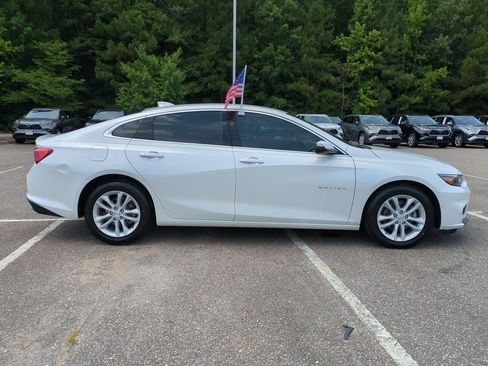 Used 2018 Chevrolet Malibu LT FWD image 3