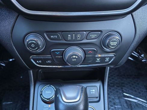 Used 2020 Jeep Cherokee Latitude Plus w/ Cold Weather Group image 17