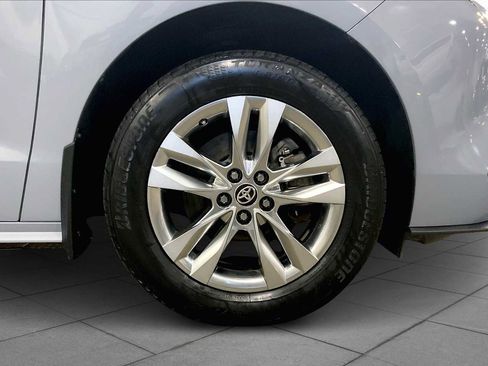 Used 2023 Toyota Sienna XLE Woodland Edition image 10