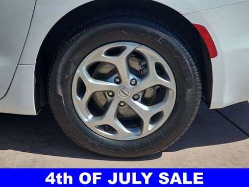 Used 2023 Chrysler Pacifica Limited FWD image 39
