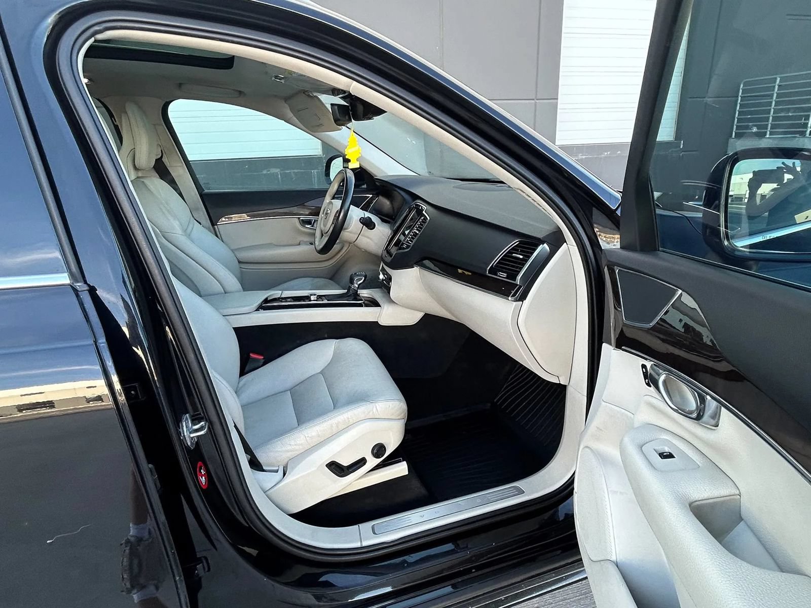 Used 2016 Volvo XC90 T6 Momentum w/ Momentum Plus Package AWD/4WD image 11