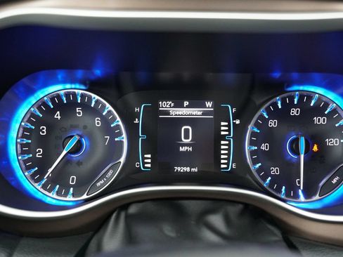 Used 2017 Chrysler Pacifica Touring Plus w/ Tire & Wheel Group FWD image 26