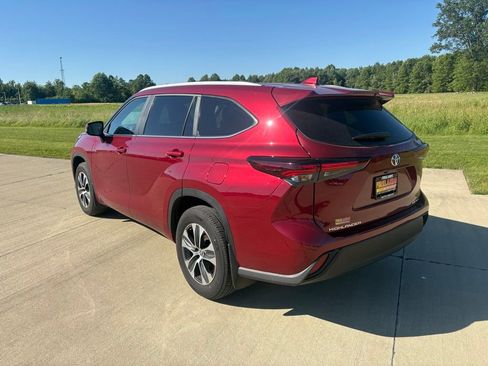 Used 2024 Toyota Highlander XLE AWD/4WD image 4