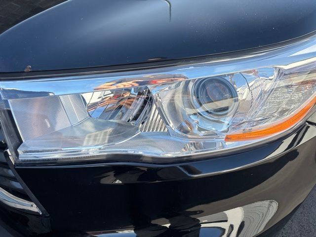 Used 2016 Toyota Highlander Limited Platinum AWD/4WD image 2