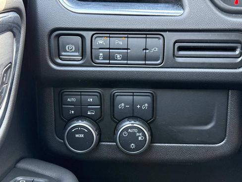 Used 2022 Chevrolet Suburban LT w/ LT Signature Plus Package image 18