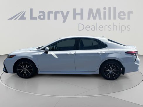 Used 2024 Toyota Camry SE FWD image 2