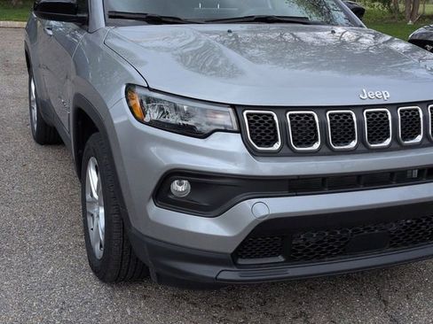 Used 2024 Jeep Compass Latitude w/ Convenience Group AWD/4WD image 9