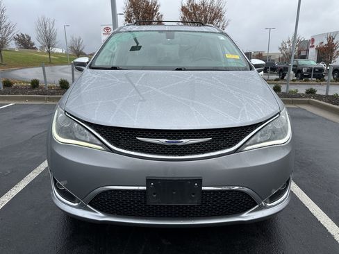 Used 2019 Chrysler Pacifica Limited image 3