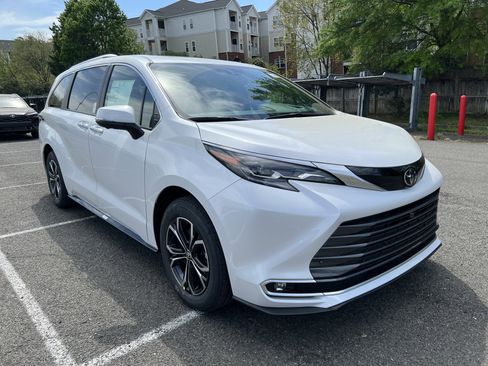 New 2026 Toyota Sienna Platinum image 3
