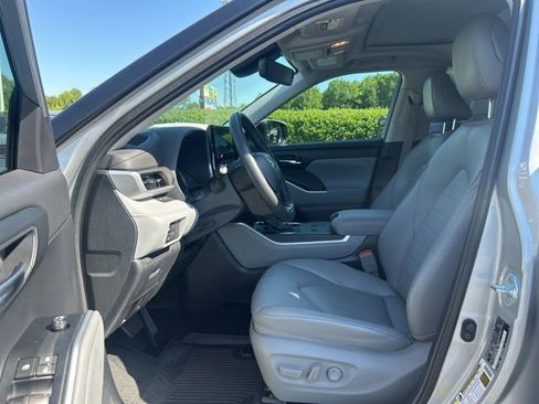 Used 2024 Toyota Highlander XLE FWD image 17