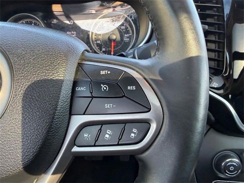 Used 2019 Jeep Cherokee Overland w/ Technology Group image 13