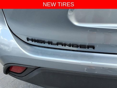 Used 2024 Toyota Highlander XLE AWD/4WD image 9