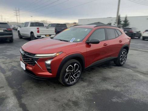 Used 2024 Chevrolet Trax RS w/ Sunroof Package image 4