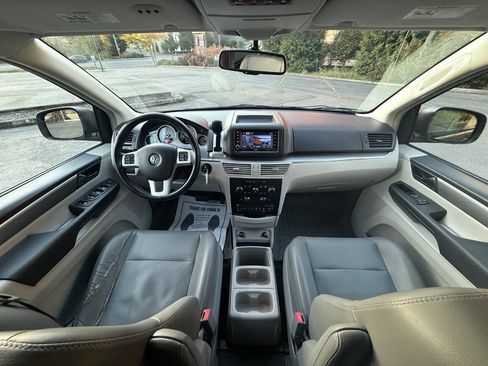 Used 2014 Volkswagen Routan SE image 19