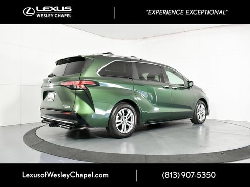 Used 2023 Toyota Sienna Platinum image 6