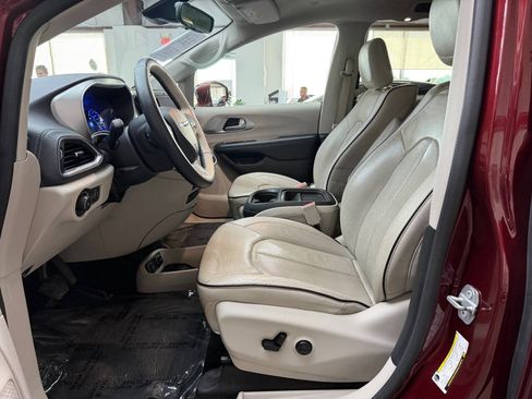 Used 2017 Chrysler Pacifica Platinum FWD image 11