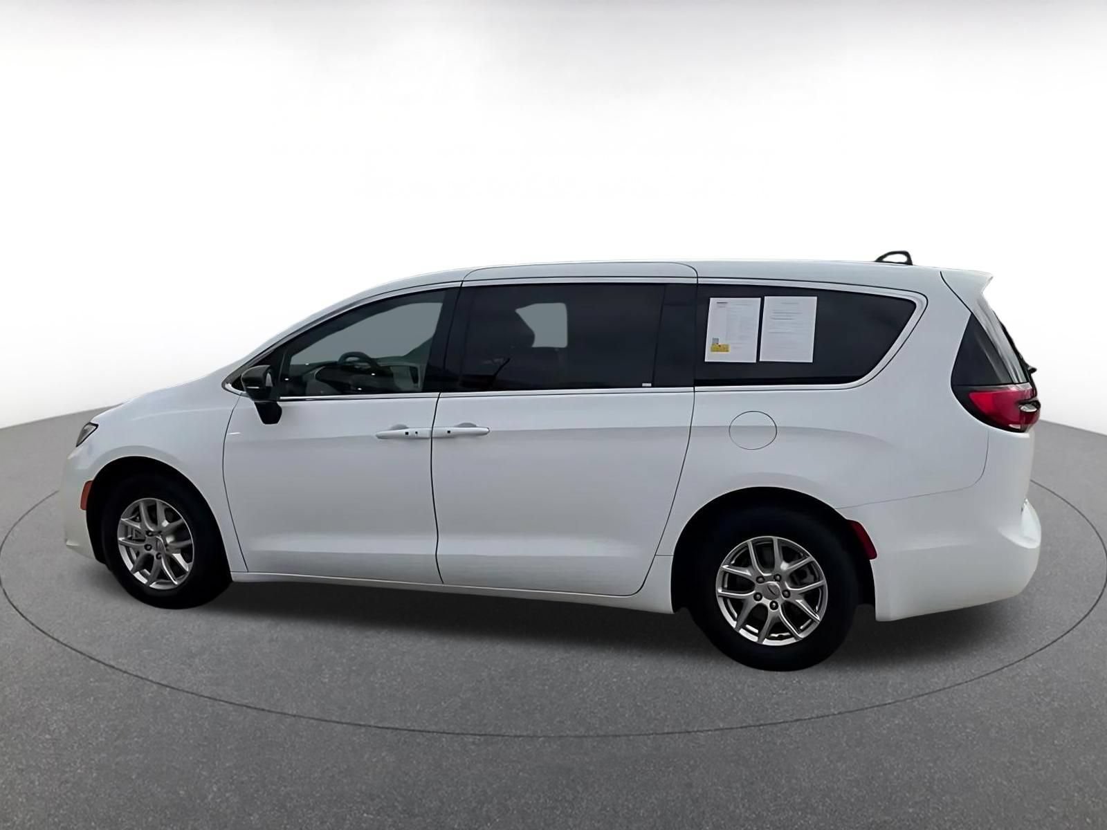 Used 2025 Chrysler Pacifica Select FWD image 8