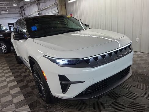 Used 2024 Jeep Wagoneer Launch Edition image 2