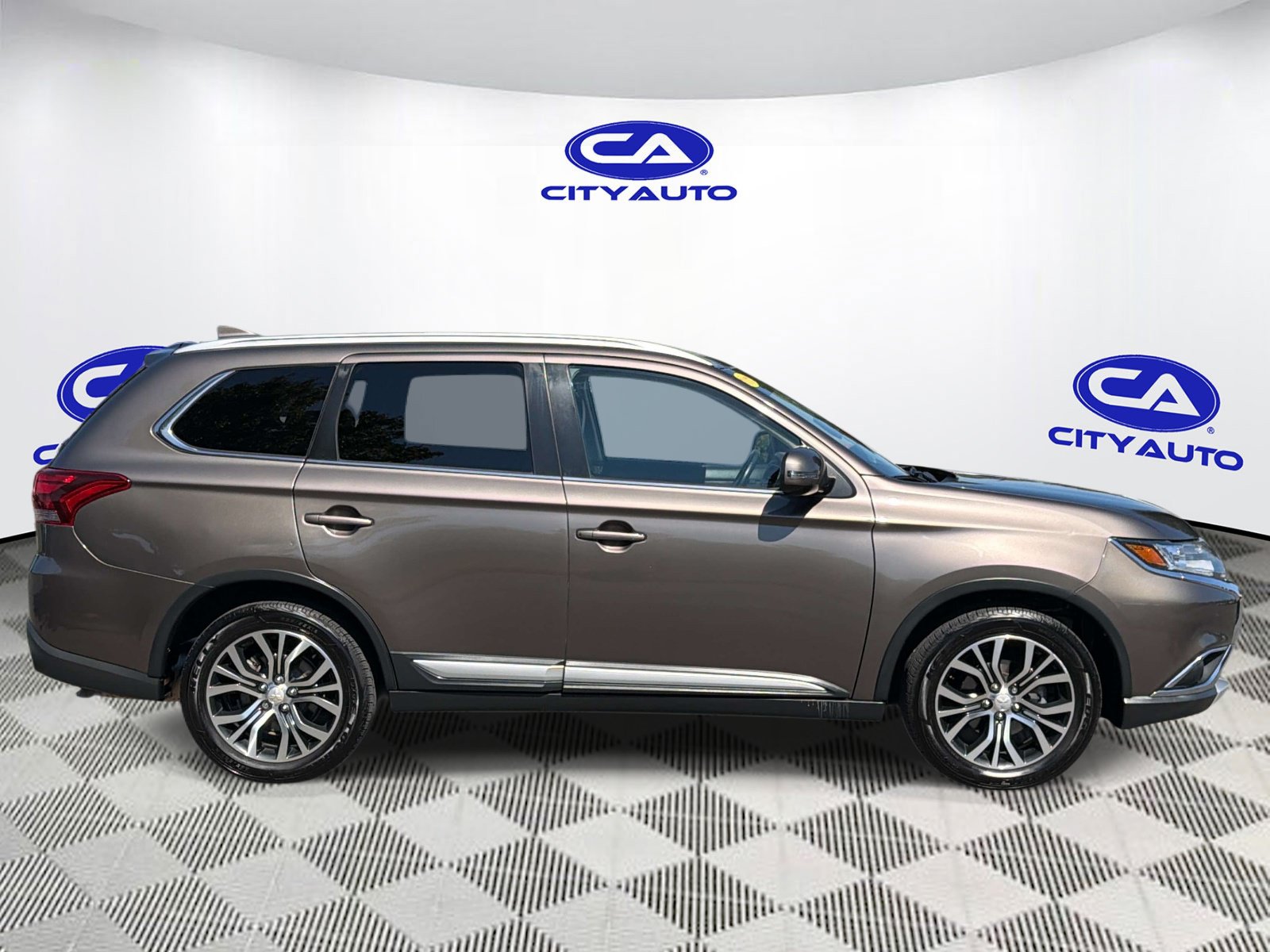 Used 2017 Mitsubishi Outlander SEL FWD image 2