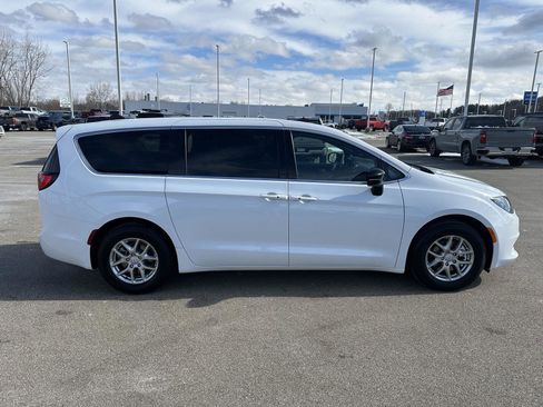 Used 2026 Chrysler Voyager LX image 9