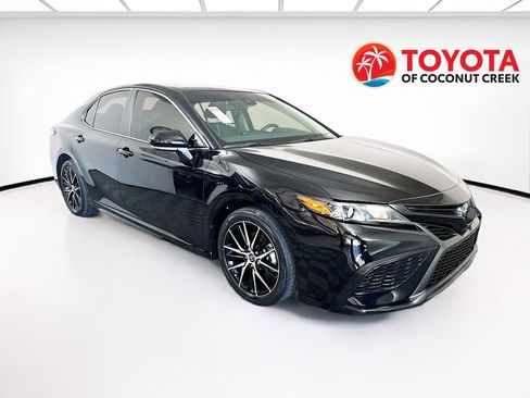 Used 2024 Toyota Camry SE image 1