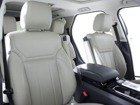 Used 2017 Land Rover Discovery HSE image 18