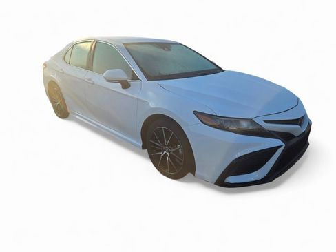 Used 2023 Toyota Camry SE image 2