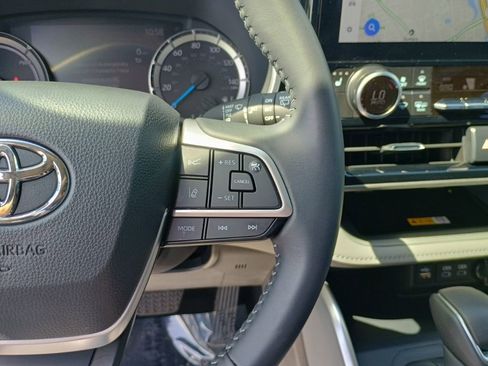 Used 2025 Toyota Highlander XLE AWD/4WD image 28