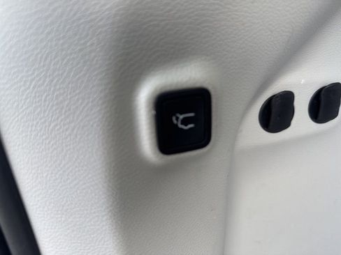 Used 2019 Jeep Cherokee Limited image 11