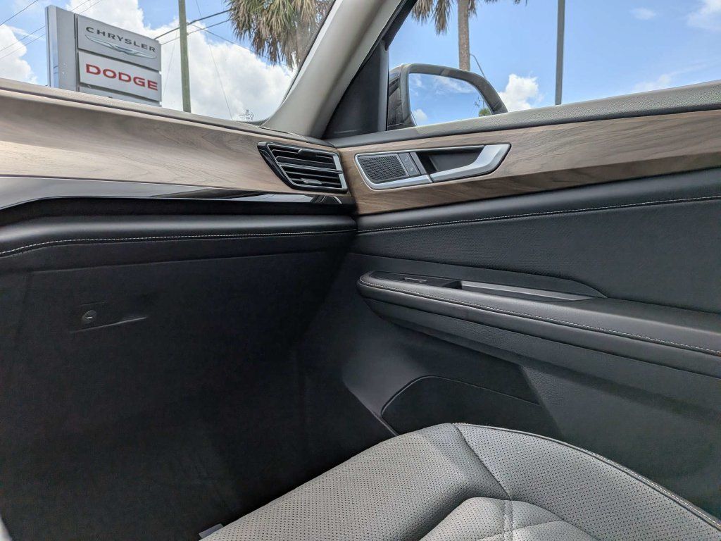 Used 2025 Volkswagen Atlas SE FWD image 15