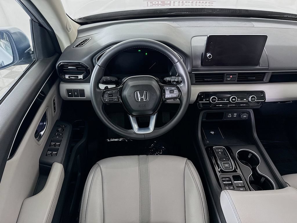 Used 2024 Honda Pilot Touring image 3