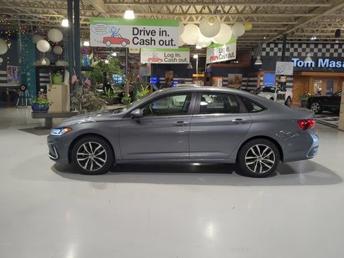 Used 2025 Volkswagen Jetta SE FWD image 11