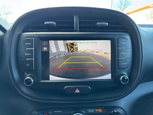 Used 2025 Kia Soul LX w/ LX Technology Package FWD image 22