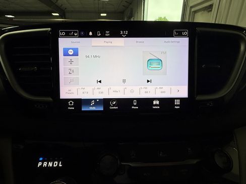Used 2022 Chrysler Pacifica Touring-L FWD image 25