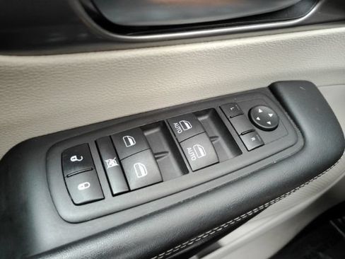 Used 2023 Chrysler Pacifica Touring-L FWD image 39