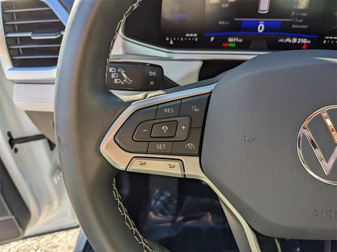 Certified 2025 Volkswagen Taos SE image 28