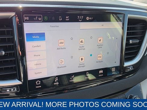 Used 2023 Chrysler Pacifica Touring-L image 18