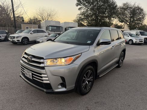 Used 2019 Toyota Highlander LE image 3