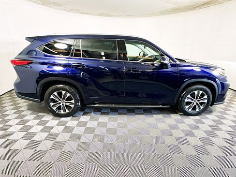 Used 2021 Toyota Highlander XLE FWD image 2