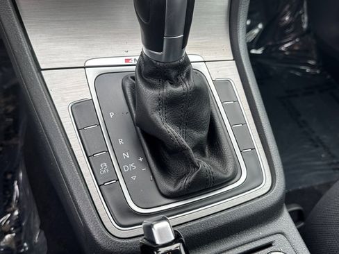 Used 2017 Volkswagen Golf S image 12