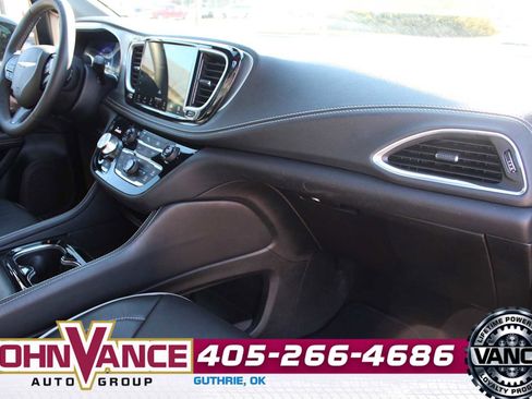 Used 2025 Chrysler Pacifica Limited image 19