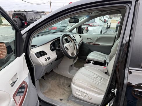 Used 2014 Toyota Sienna XLE image 10