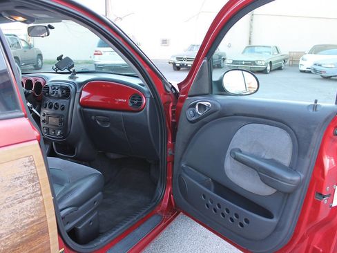 Used 2004 Chrysler PT Cruiser Limited FWD image 31
