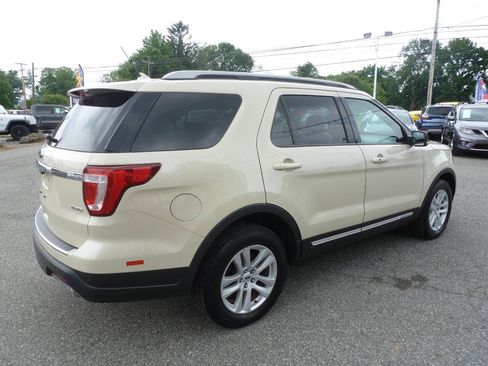 Used 2018 Ford Explorer XLT w/ Equipment Group 202A AWD/4WD image 7