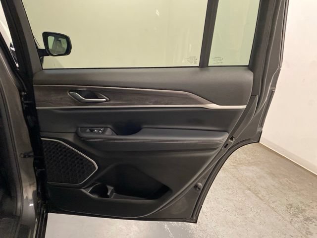 Used 2022 Jeep Grand Cherokee L Limited AWD/4WD image 29