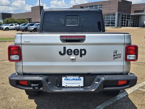 Used 2022 Jeep Gladiator Willys image 5